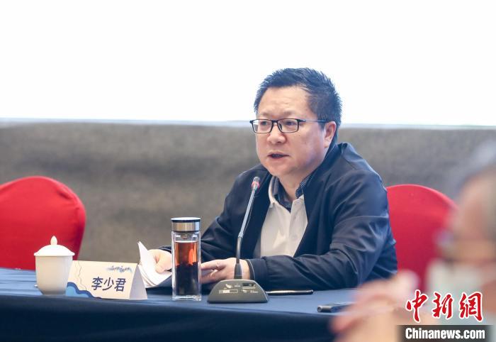 《詩刊》社主編李少君發(fā)言?！∠计挚h融媒體中心 供圖