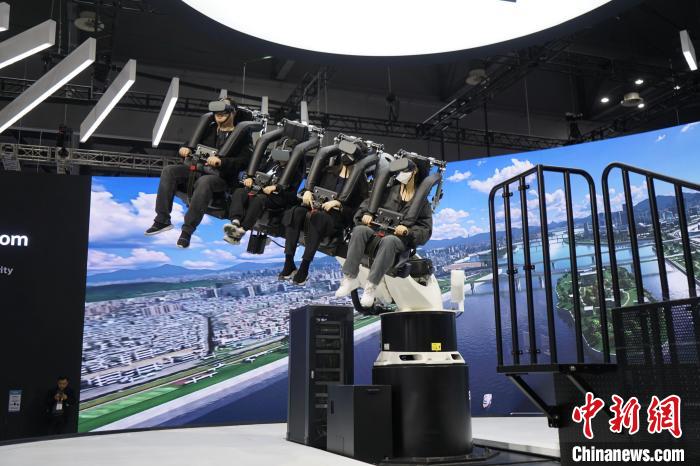 圖為觀眾在展會模擬體驗未來城市空中移動出行方式?！⑿?攝