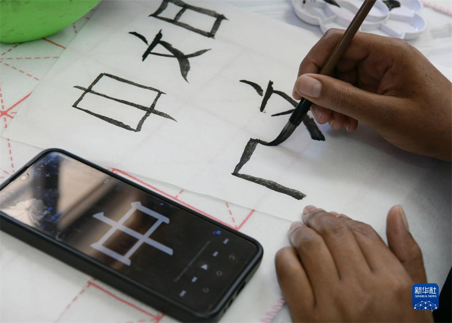 4月18日，肯尼亞學(xué)生在內(nèi)羅畢大學(xué)孔子學(xué)院舉辦的活動(dòng)上寫毛筆字。肯尼亞內(nèi)羅畢大學(xué)孔子學(xué)院18日舉辦“中文，增進(jìn)文明對(duì)話”主題活動(dòng)，慶祝即將到來的第14個(gè)聯(lián)合國中文日。肯尼亞學(xué)生參與互動(dòng)，進(jìn)行書法、剪紙、唱中文歌等活動(dòng)。新華社記者 韓旭 攝