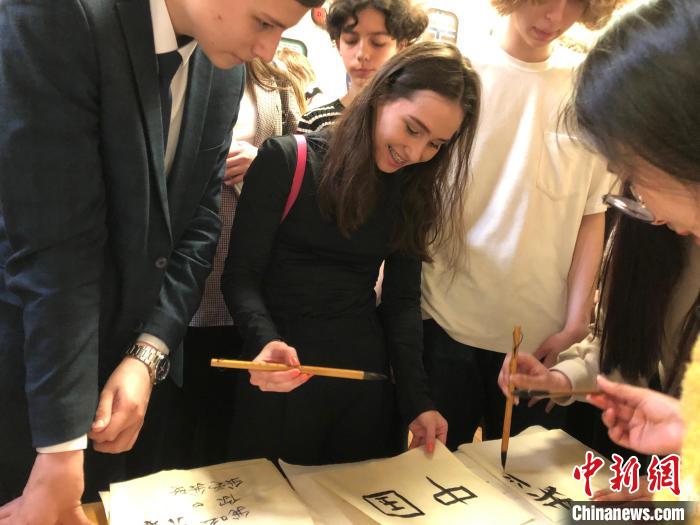 4月21日，莫斯科國立語言大學(xué)孔子學(xué)院附屬中學(xué)舉辦“國際中文日”活動，學(xué)生們學(xué)寫漢字?！∧箍茋⒄Z言大學(xué)孔子學(xué)院 供圖