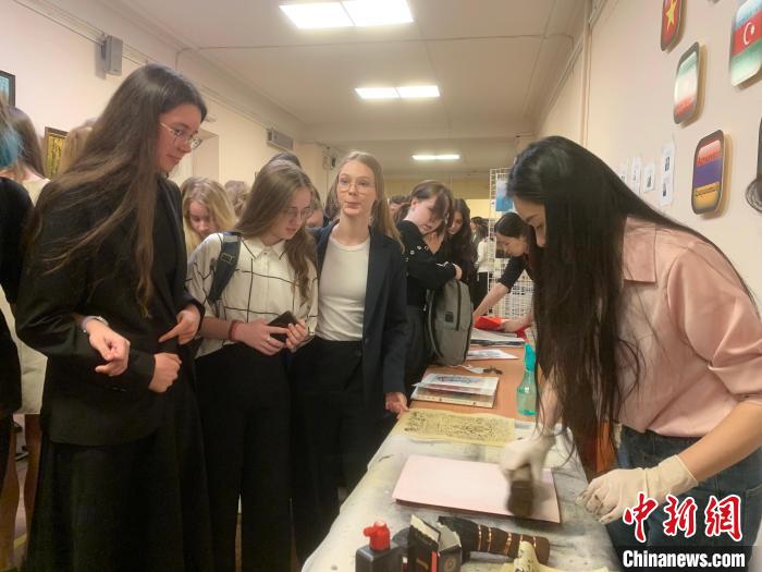 4月21日，莫斯科國立語言大學(xué)孔子學(xué)院附屬中學(xué)舉辦“國際中文日”活動，學(xué)生們體驗雕版印刷。　莫斯科國立語言大學(xué)孔子學(xué)院 供圖