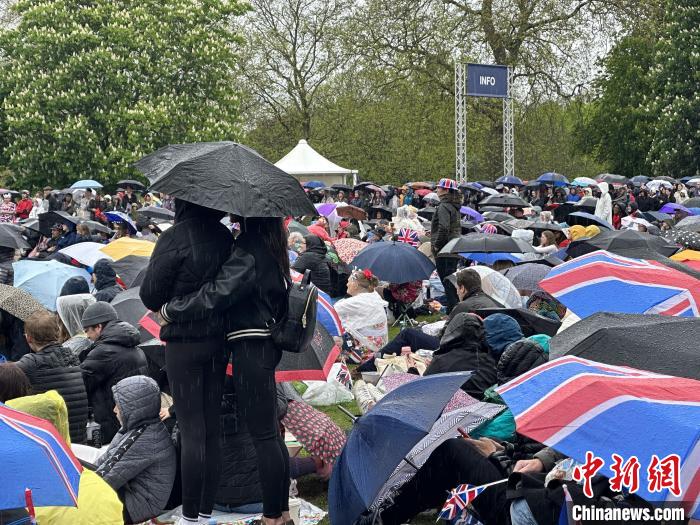 當?shù)貢r間5月6日，英國國王查爾斯三世的加冕儀式舉行。民眾雨中觀看儀式?！W陽開宇 攝