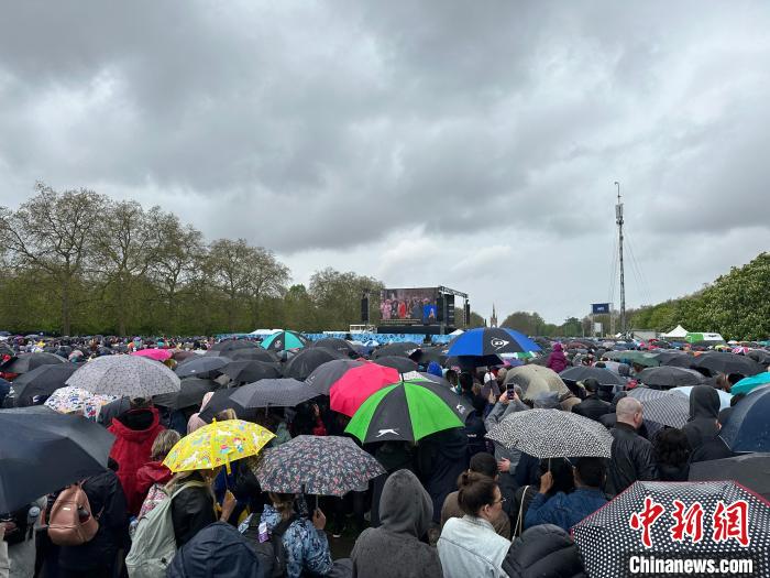 當?shù)貢r間5月6日，英國國王查爾斯三世的加冕儀式舉行。民眾雨中觀看儀式?！W陽開宇 攝
