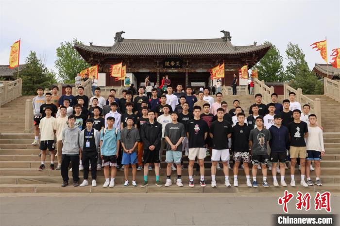 比賽結(jié)束后，兩岸學(xué)生參訪高平炎帝陵?！≈鬓k方供圖