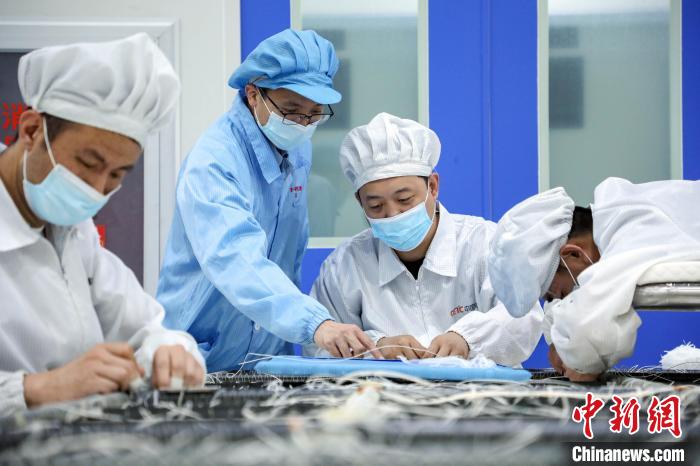 中國電科研究人員開展半剛性太陽電池陣相關(guān)研究測試?！≈袊娍?供圖