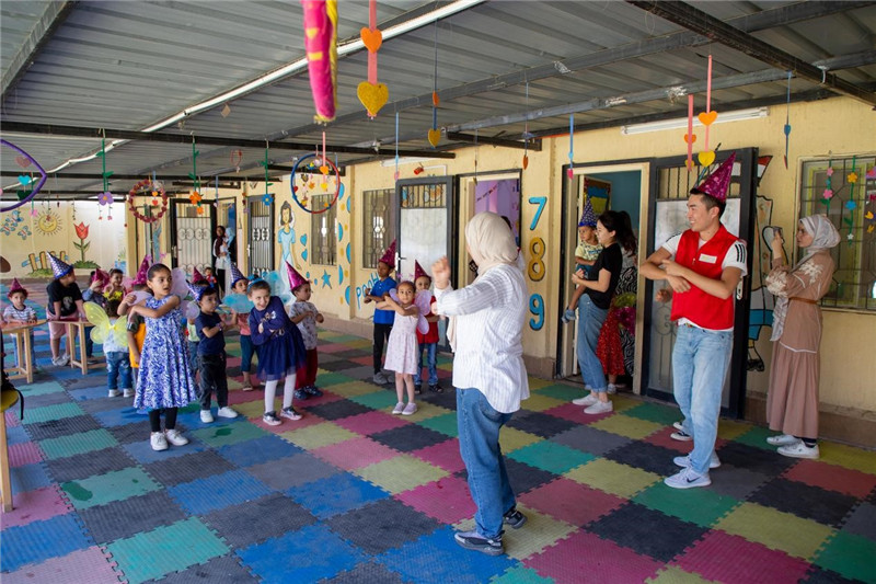 圖為中埃青年志愿者在埃及新開羅幼兒園開展“志愿服務伴成長，中埃攜手慶六一”活動。中建埃及分公司供圖