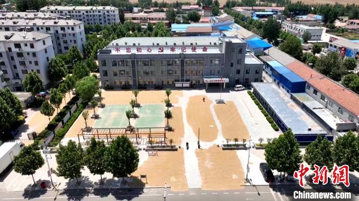 德州陵城區(qū)開放1297處鎮(zhèn)村公共場地，緩解農民曬糧難題?！×瓿菂^(qū)委宣傳部供圖