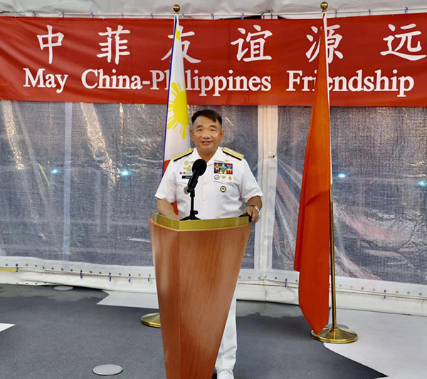 菲海軍司令阿達奇代表菲馬科斯總統(tǒng)歡迎“戚繼光”艦到訪。中國駐菲律賓大使館供圖