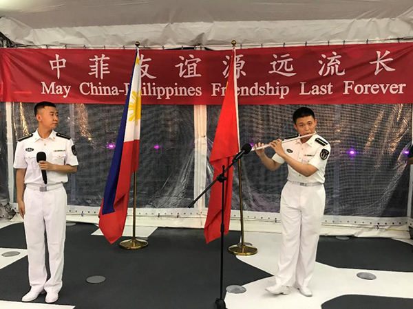 艦上官兵表演歌舞、民樂、武術(shù)等節(jié)目。中國駐菲律賓大使館供圖