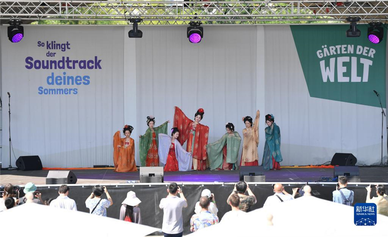 7月8日，在德國柏林世界公園，漢服愛好者進行漢服展示。新華社記者 任鵬飛 攝