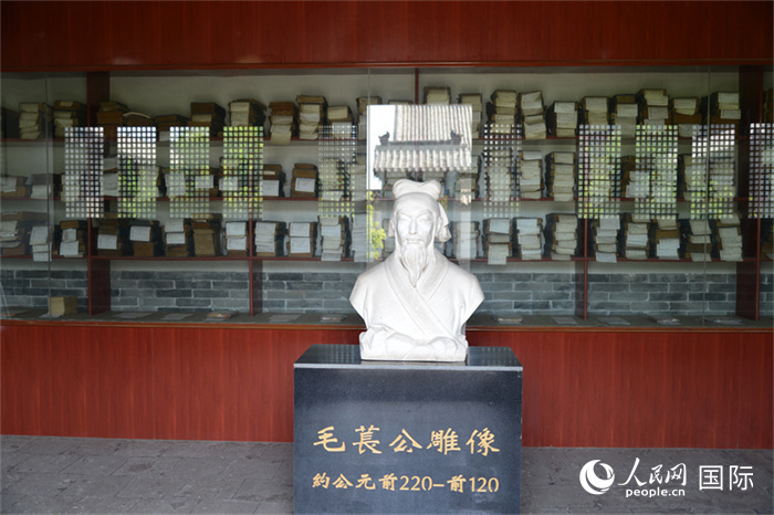 河間詩經(jīng)齋毛萇雕像。雕像后書櫥中陳列的是歷代各版本《詩經(jīng)》及譯本。 人民網(wǎng) 趙昭攝