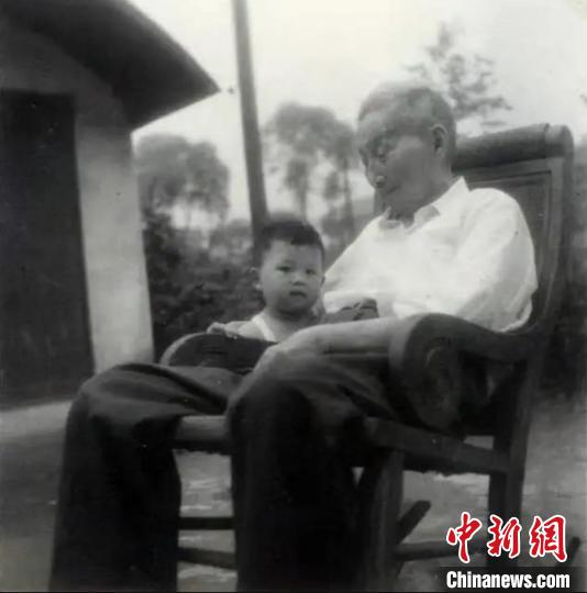 陳望道與幼年的陳曉帆?！￡悤苑﹫D