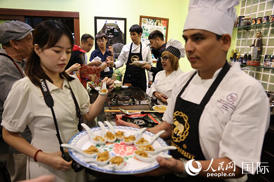 7月19日，參加美食活動(dòng)的多國(guó)代表品嘗泰式傳統(tǒng)美食。人民網(wǎng)記者 張矜若攝
