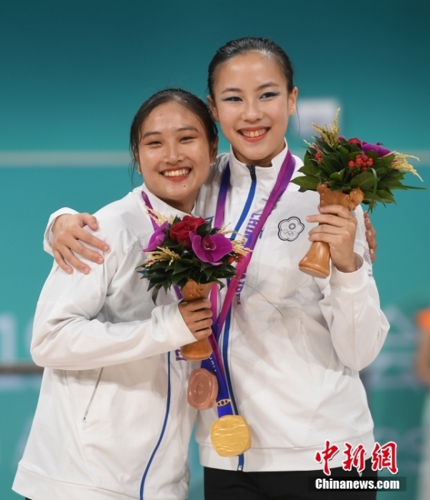 10月7日，杭州第19屆亞運(yùn)會(huì)輪滑項(xiàng)目女子花樣輪滑單人滑長節(jié)目決賽在錢塘輪滑中心舉行。結(jié)合短節(jié)目決賽成績，中國臺(tái)北選手洪筱晴(左)以94.38分的總成績奪得女子花樣輪滑單人滑冠軍，中國臺(tái)北選手張致如(右)獲得季軍。<a target='_blank' href='/'><p  align=