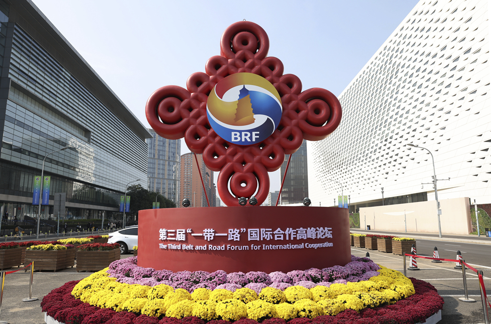 這是在北京國家會議中心附近拍攝的“一帶一路”國際合作高峰論壇景觀布置（2023年10月17日攝）。新華社記者 陳斌 攝
