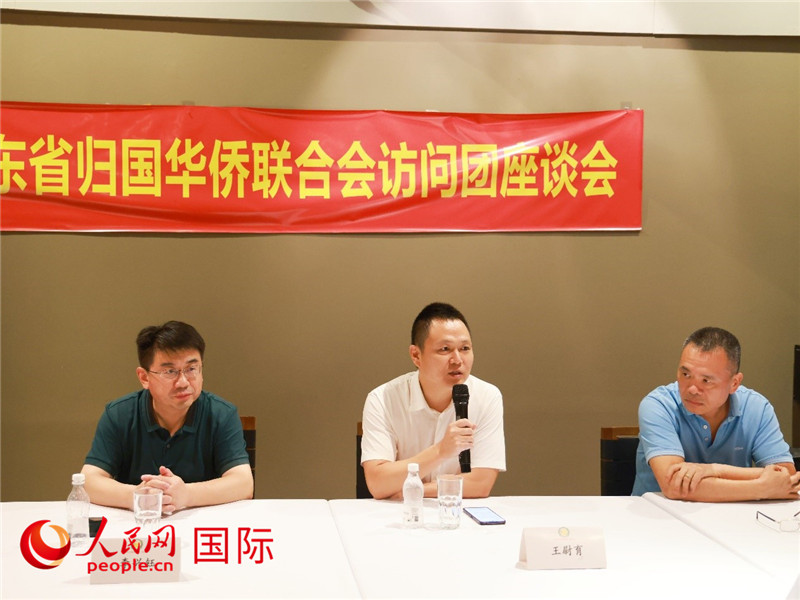 中國駐里約總領(lǐng)館副總領(lǐng)事王尉育（中）在座談會(huì)上致辭。人民網(wǎng)記者 陳海琪攝