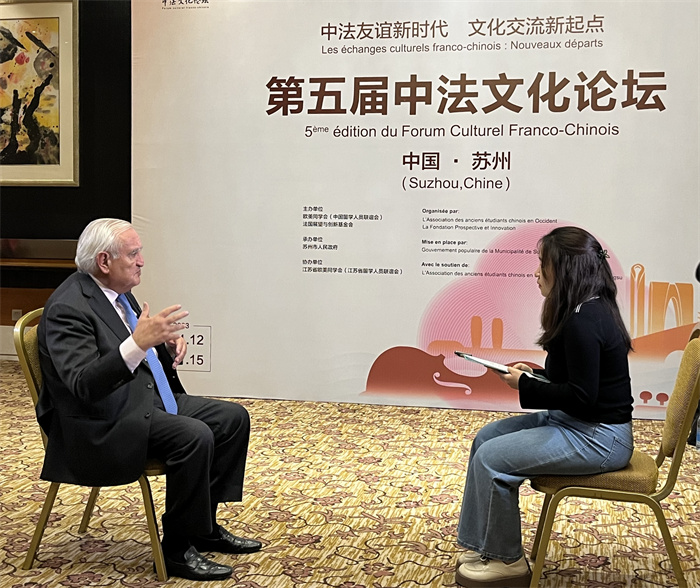 法國前總理、法國展望與創(chuàng)新基金會主席讓-皮埃爾·拉法蘭接受人民網(wǎng)的采訪。（國際在線供圖）