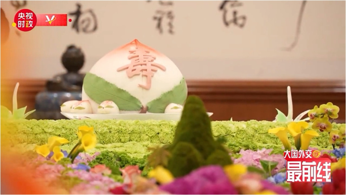 圖為今年7月基辛格訪華時午宴上的壽桃。來源：央視新聞截圖