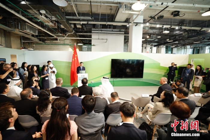 當?shù)貢r間11月30日，《聯(lián)合國氣候變化框架公約》第28次締約方大會(COP28)中國角開幕式暨“生態(tài)文明與美麗中國實踐”邊會在迪拜舉行。圖為中國生態(tài)環(huán)境部部長黃潤秋在邊會上發(fā)表致辭。<a target='_blank' href='/' _fcksavedurl='/'><p  align=