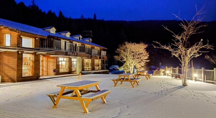 位在宜蘭縣內(nèi)的太平山森林游樂區(qū)23日凌晨開始下雪，園區(qū)翠峰山屋前一片雪白。圖片來源：臺灣“中央社”。