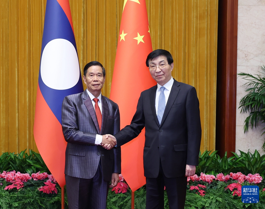 1月22日，中共中央政治局常委、全國政協(xié)主席王滬寧在北京會(huì)見老撾人民革命黨中央政治局委員、建國陣線中央委員會(huì)主席辛拉馮。新華社記者 王曄 攝
