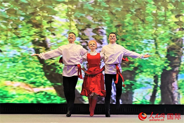 來自莫斯科州藝術(shù)學(xué)院舞蹈團(tuán)的演員表演舞蹈《三套車》。人民網(wǎng)記者 于宏建攝