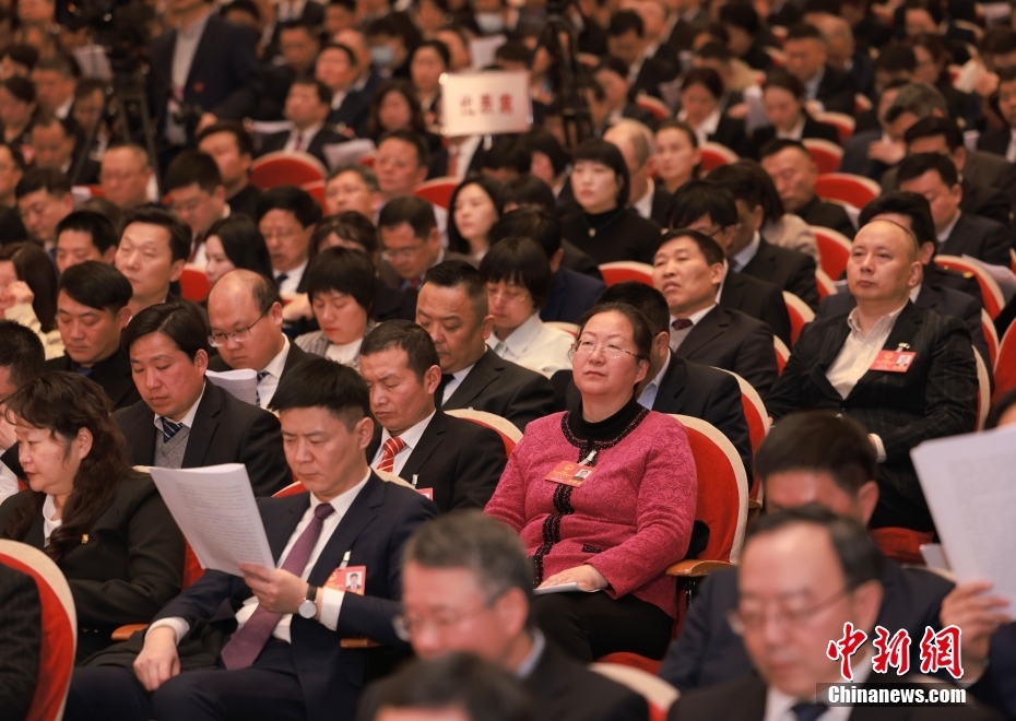 1月23日，安徽省第十四屆人民代表大會第二次會議在合肥開幕。圖為代表委員認真聽取政府工作報告。