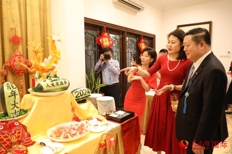 中國(guó)駐東盟大使侯艷琪（右二）同東盟秘書長(zhǎng)高金洪（右一）欣賞食雕。人民網(wǎng)記者 曹師韻攝