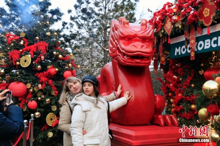 當(dāng)?shù)貢r間2月9日，中國農(nóng)歷新年慶祝活動啟動儀式在莫斯科市中心的卡梅爾格爾斯基巷舉行。中國駐俄大使張漢暉，俄羅斯外交部發(fā)言人扎哈羅娃，以及俄羅斯文化部和莫斯科市政府官員出席。慶?；顒訉⒊掷m(xù)至18日。圖為當(dāng)?shù)孛癖娫谔鼐S爾廣場與龍雕塑合影。