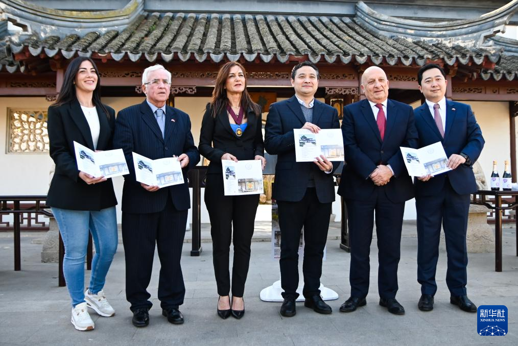 3月6日，嘉賓出席在馬耳他桑塔露琪亞市舉行的中國生肖郵票發(fā)行儀式。新華社發(fā)（喬納森·博格攝）