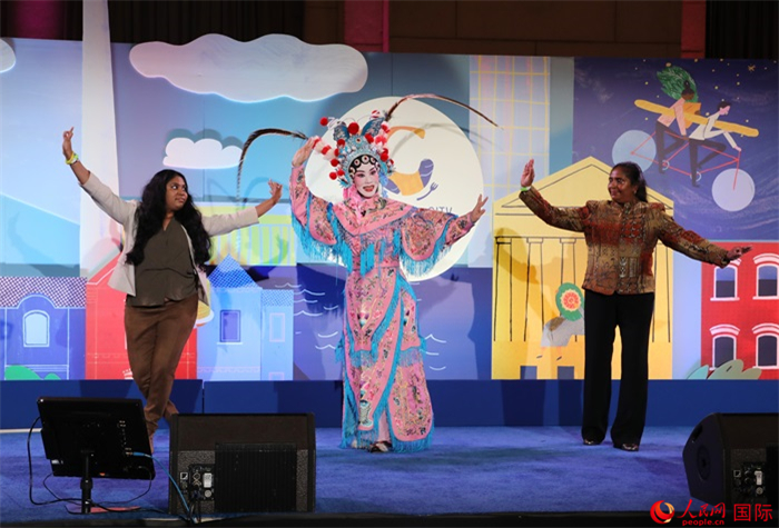 當(dāng)?shù)厝A人京劇社團(tuán)的青年演員現(xiàn)場表演京劇選段，并與現(xiàn)場觀眾近距離互動。人民網(wǎng)記者 李志偉攝