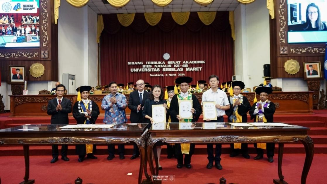 西華大學(xué)、三一一大學(xué)、印尼鋰源新材料有限公司、四川鋰源新能源有限公司四方共同簽署國(guó)際合作協(xié)議。印尼三一一大學(xué)孔子學(xué)院供圖