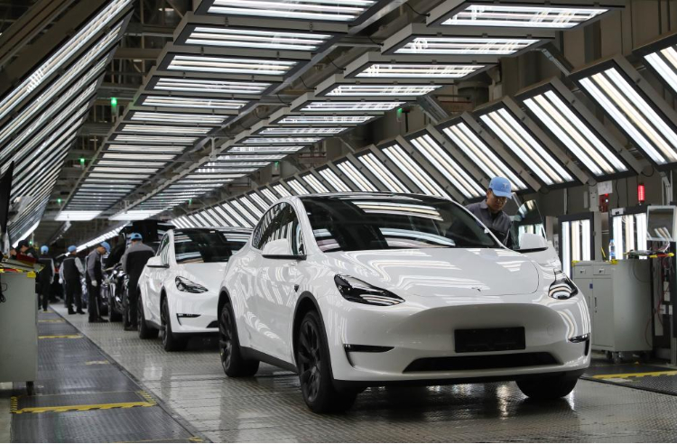 2023年12月22日，在特斯拉上海超級工廠內(nèi)，工人在對出廠前的車輛進(jìn)行漆面及門窗檢測。新華社記者 方喆 攝