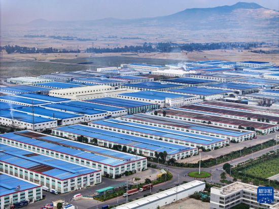 這是2023年11月3日在埃塞俄比亞杜凱姆市拍攝的東方工業(yè)園（無人機照片）。 新華社發(fā)（東方工業(yè)園供圖）