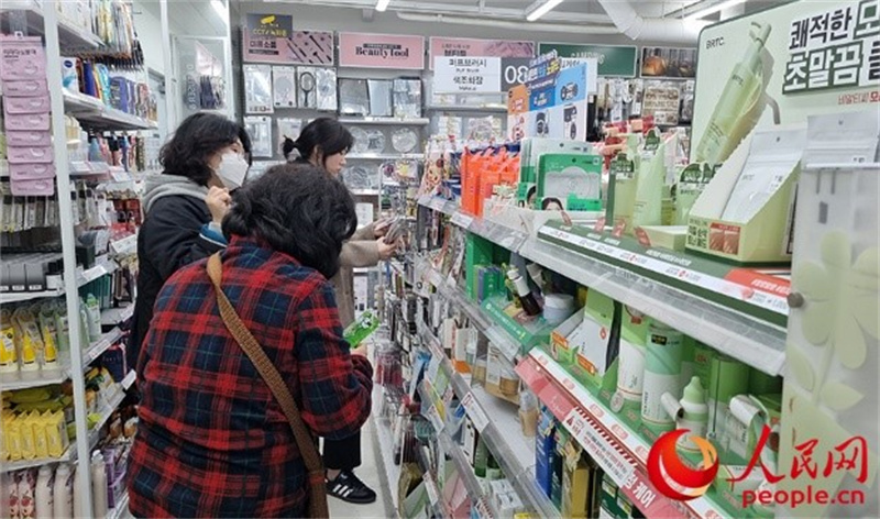 韓國民眾在認真挑選低價化妝品。人民網(wǎng) 李帆攝