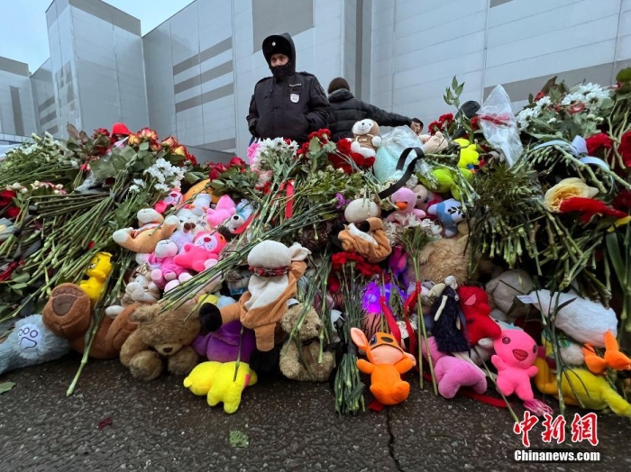 當(dāng)?shù)貢r間3月24日，俄羅斯全國哀悼日，悼念22日發(fā)生在莫斯科州克拉斯諾戈爾斯克市“克羅庫斯城”音樂廳恐怖襲擊事件中的遇難者。此次恐襲已導(dǎo)致137人遇難，150多人受傷。圖為民眾在恐襲事件現(xiàn)場附近敬獻的鮮花和毛絨玩具。<a target='_blank' href='/'><p  align=