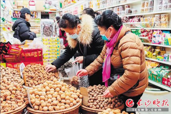　　在長沙南門口菜市場(chǎng)附近的一家炒貨店內(nèi)，市民正在選購年貨?！　￠L沙晚報(bào)全媒體記者 范宏歡 攝
