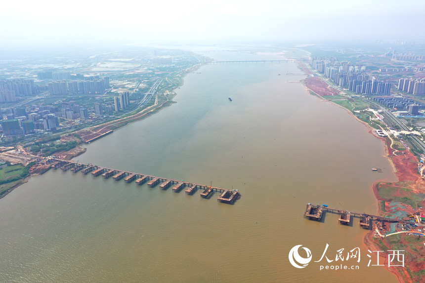 航拍九龍湖過江大橋，該橋是南昌第七座跨贛江通道。 人民網(wǎng) 時雨攝