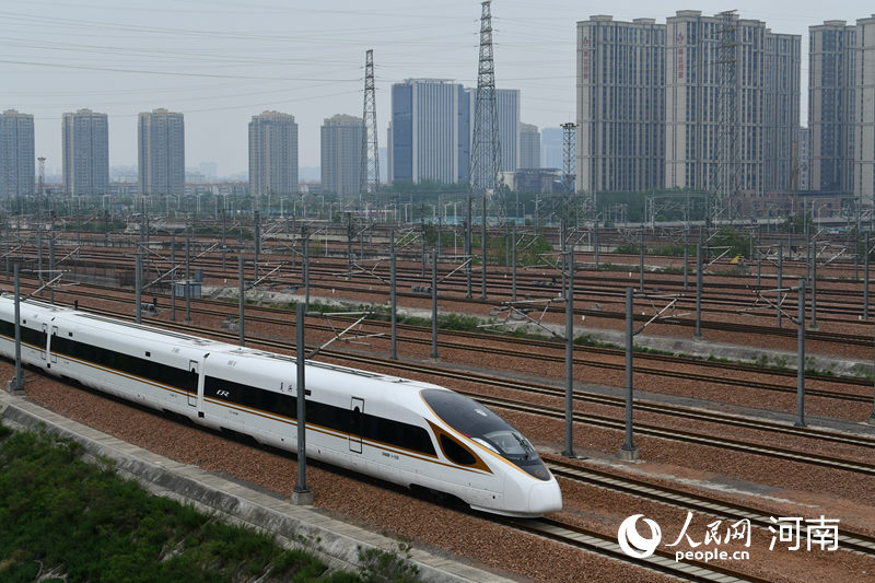 列車駛出站臺。人民網(wǎng) 霍亞平攝