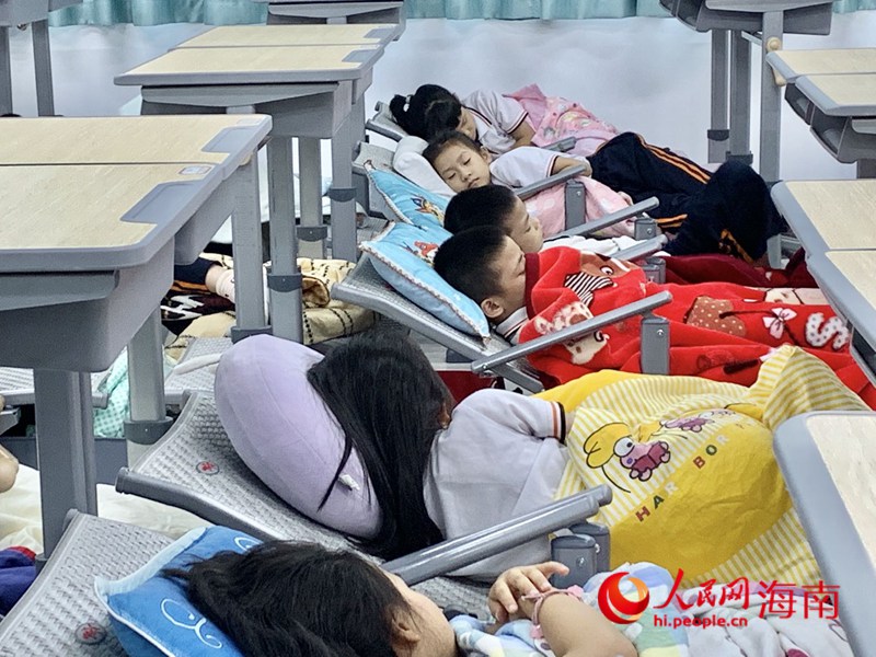 ?？诘诙W學生在新式課桌椅上午休。人民網(wǎng) 李浩蓉攝
