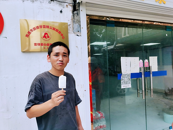 2過路司機在驛站冷飲。人民網(wǎng)記者王繼亮攝.jpg