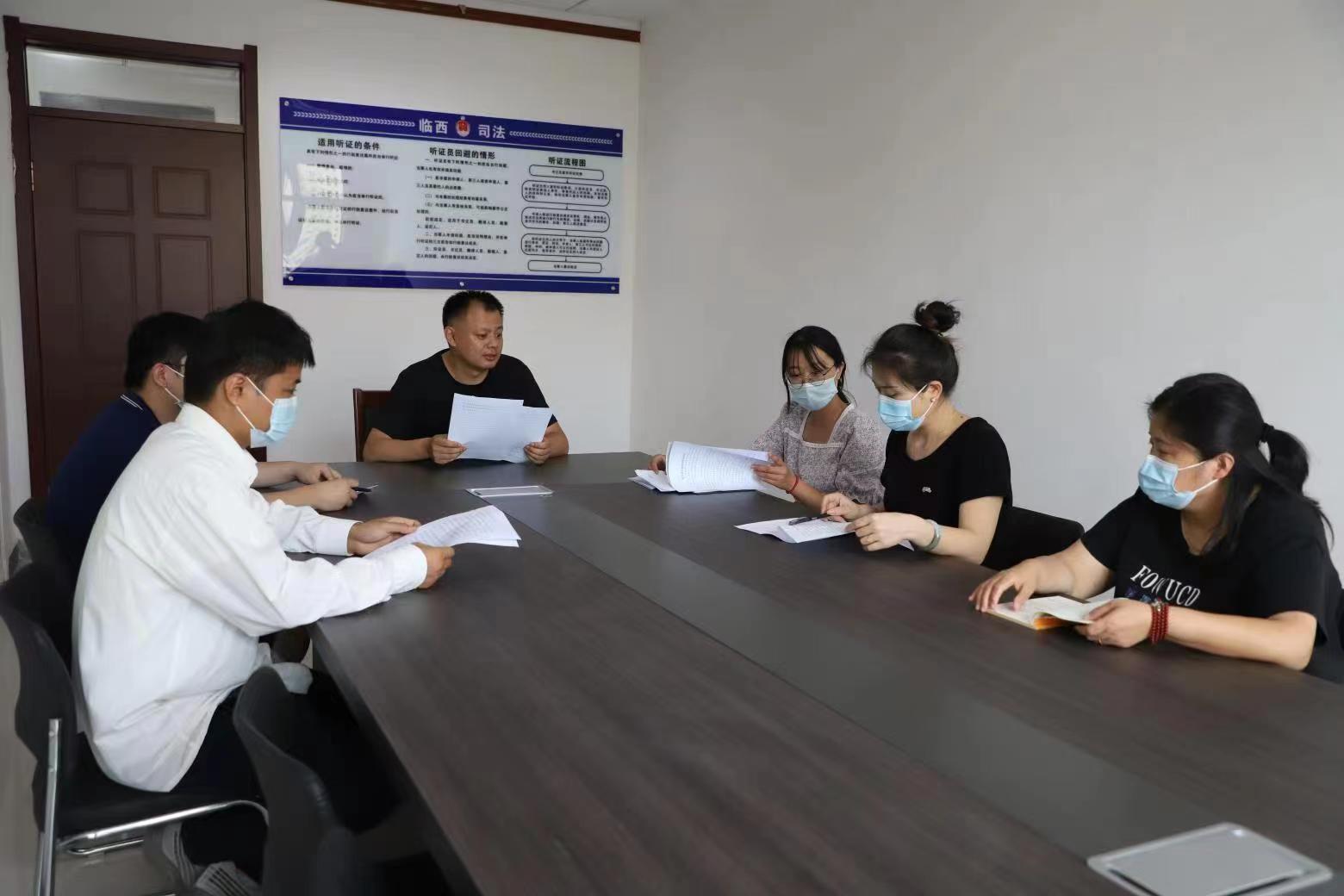 邢臺(tái)市臨西縣司法局工作人員在行政復(fù)議聽(tīng)證室對(duì)行政復(fù)議事項(xiàng)開(kāi)展聽(tīng)證問(wèn)詢。 孟凡儒攝