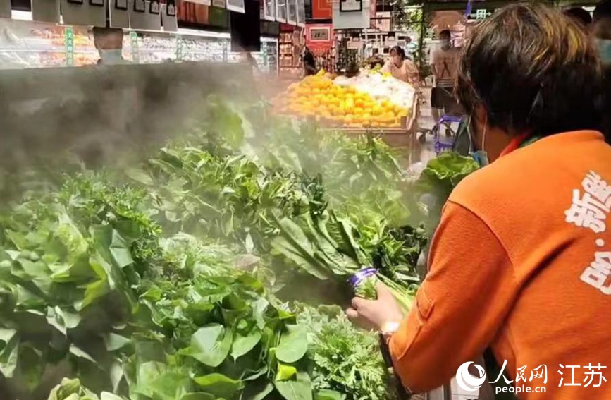 在大潤(rùn)發(fā)長(zhǎng)江北路店里，果蔬、肉蛋等生活必需品種類齊全，供應(yīng)充足，市民正有序選購(gòu)。無(wú)錫市委網(wǎng)信辦供圖