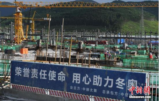 6月28日，河北張家口冬奧會(huì)太子城冰雪小鎮(zhèn)項(xiàng)目現(xiàn)場(chǎng)。太子城冰雪小鎮(zhèn)項(xiàng)目位于2022年冬奧會(huì)張家口賽區(qū)核心區(qū)，連接張家口賽區(qū)云頂和古楊樹兩個(gè)競(jìng)賽場(chǎng)館群，建成后將承擔(dān)賽時(shí)核心區(qū)配套保障功能，提供冬奧頒獎(jiǎng)、貴賓接待、交通換乘、休閑娛樂(lè)等服務(wù)，賽后將成為一座國(guó)際化四季度假小鎮(zhèn)。 中新社記者 楊艷敏 攝