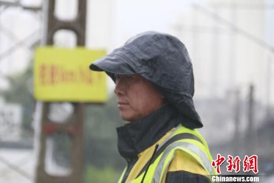 蘭州西工務段蘭州線路車間防護員雨中巡查?！⊥豕廨x 攝