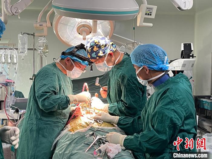 圖為在北京援藏醫(yī)療隊(duì)專家指導(dǎo)下，多項(xiàng)新技術(shù)使用到脊柱疾病的手術(shù)中。(資料圖) 拉薩市人民醫(yī)院脊柱外科供圖