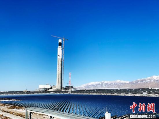圖為地處柴達木盆地的光伏電站?！O睿　攝
