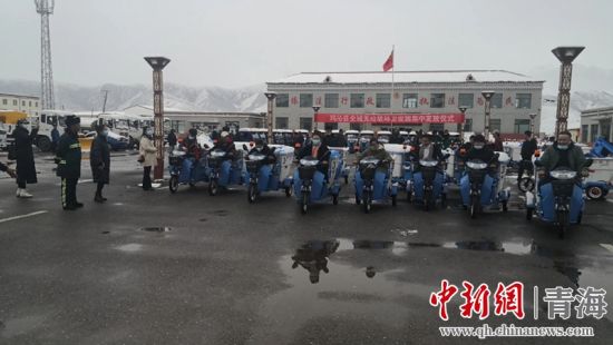 圖為環(huán)衛(wèi)設(shè)施集中發(fā)放儀式現(xiàn)場。甘恩超 攝