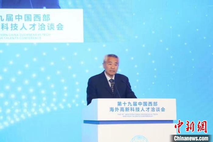 全國政協(xié)副主席、九三學(xué)社中央常務(wù)副主席邵鴻出席論壇并致辭?！∷拇ㄊ∥y(tǒng)戰(zhàn)部供圖