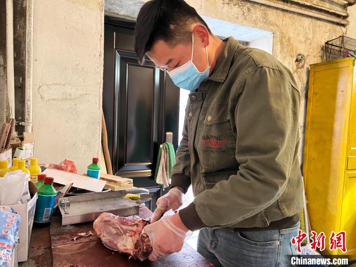 圖為雪豹“奶爸”史壽軍正在準(zhǔn)備投喂雪豹的食材。　馬銘言 攝